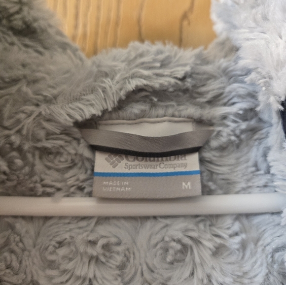 LIKE NEW Women's Columbia Navy Winter Jacket - Picture 5 of 6